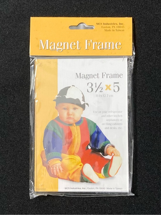 Vintage Other - Vintage Transparent Plastic 3.5” x 5”  Magnet Picture Frame